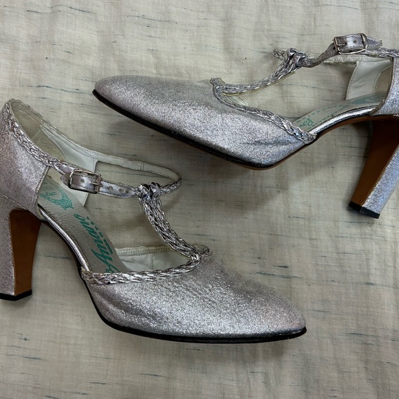 Amano Shoes - Vintage Amano Silver T-Strap Heels!